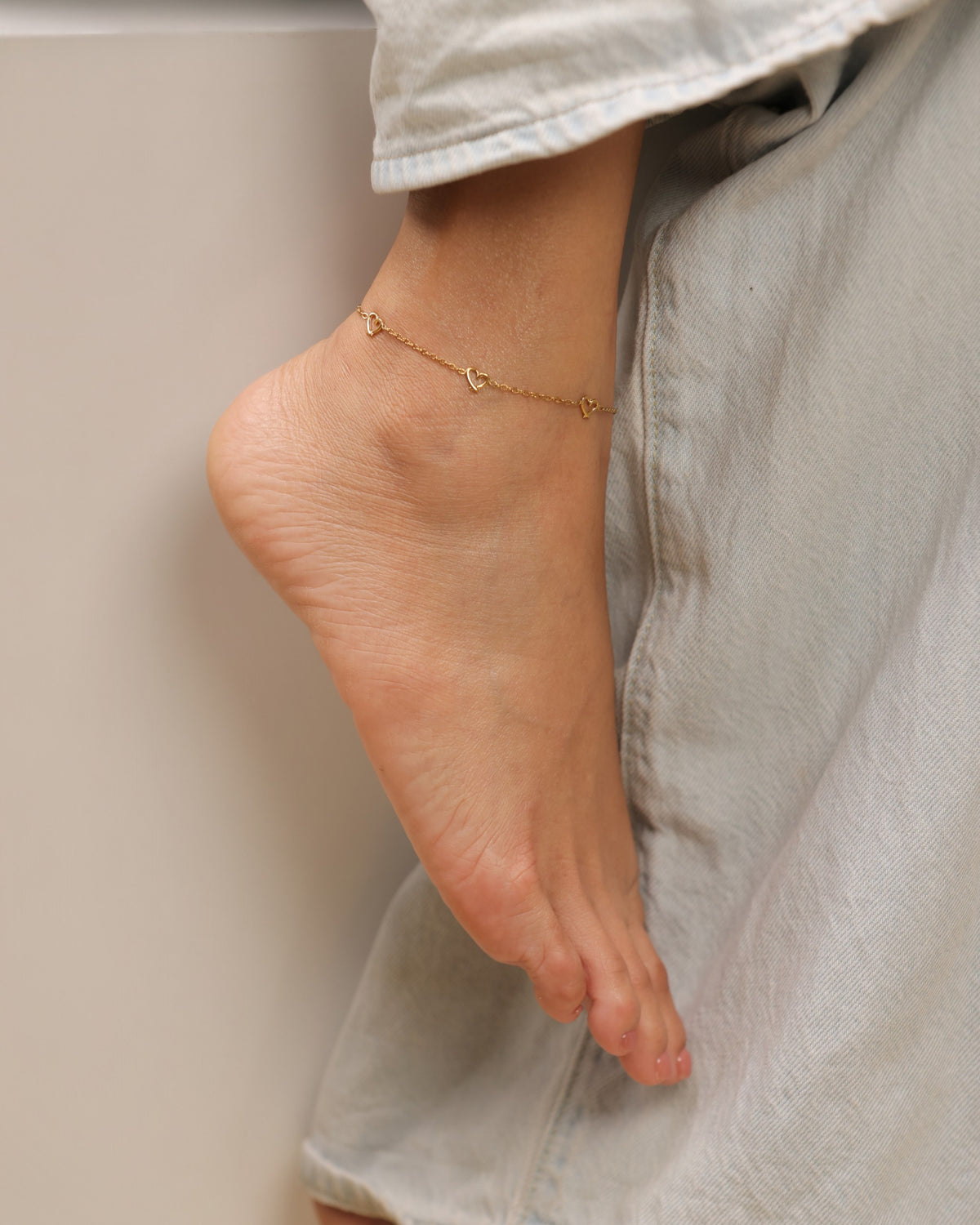 Glamon Love Link Gold Anklet for Women – Heart Charm Ankle Bracelet, Gold-Coated Stainless Steel Waterproof Jewellery, Romantic Gift for Her in Sri Lanka